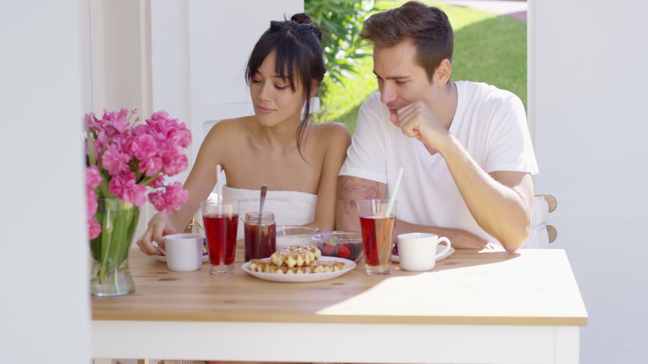 Coppia che fa colazione a un tavolo all'aperto