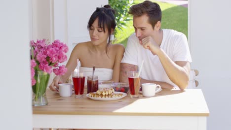 Pareja-Desayunando-En-La-Mesa-Al-Aire-Libre