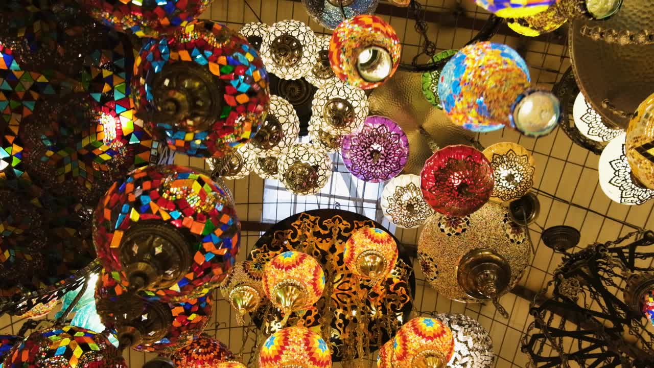 화려한 조명의 추적 샷