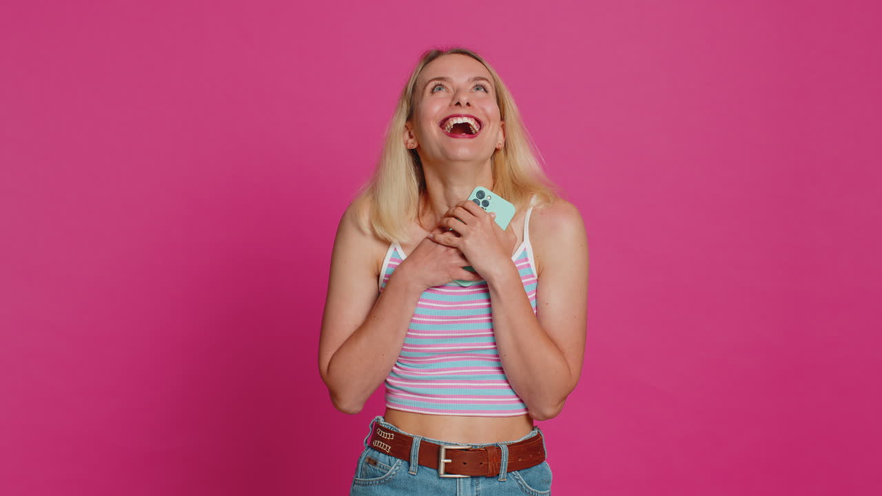 feliz ganador emocionado mujer usar teléfono inteligente celebrar el éxito ganar jugar juego buenas noticias de lotería