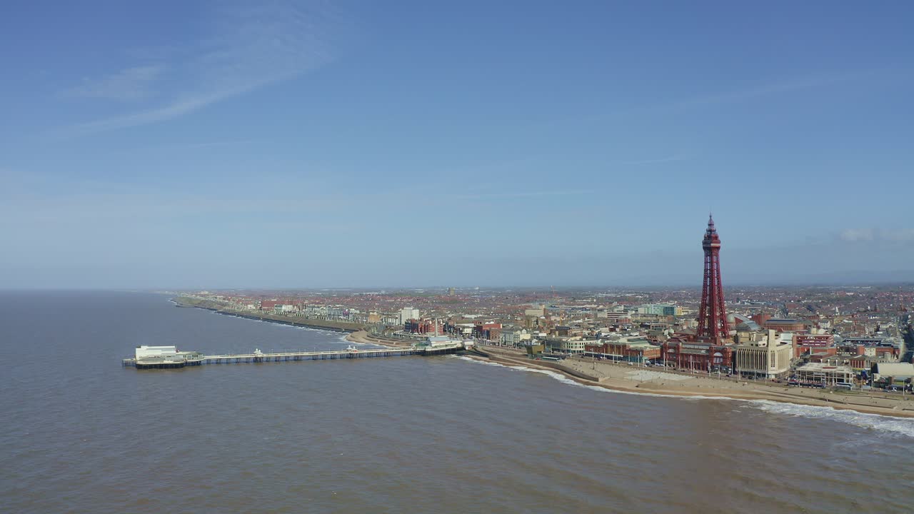멋진 공중 전망, 수상 경력에 빛나는 블랙풀 해변의 바다에서 블랙풀 타워의 영상, 영국, 영국, 영국에서 매우 인기 있는 해변 관광지