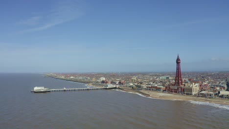 Impresionante-Vista-Aérea,-Imágenes-De-La-Torre-De-Blackpool-Desde-El-Mar-De-La-Galardonada-Playa-De-Blackpool,-Un-Lugar-Turístico-Costero-Muy-Popular-En-Inglaterra,-Reino-Unido,-Reino-Unido