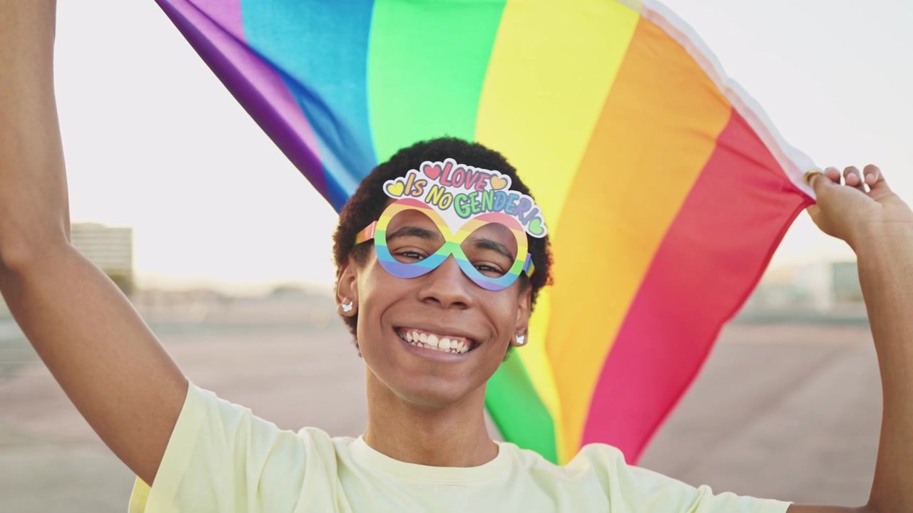 Pria Muda Bahagia Memegang Bendera Kebanggaan Pelangi LGBTQ+
