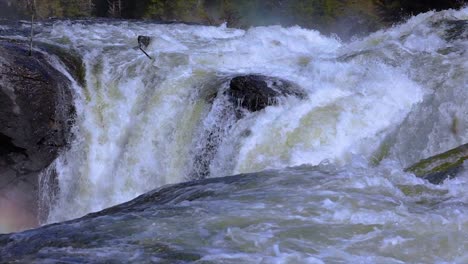 Agua-Del-Río-De-Montaña-Con-Primer-Plano-En-Cámara-Lenta