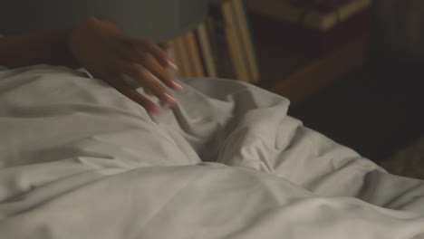 밤에 집에서 침대에서 잠을 자고 있는 여자 의 가까운 모습