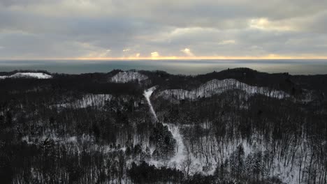 Winterwald-Während-Eines-Wolkensonnenuntergangs