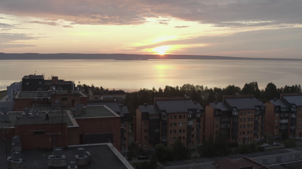 호수 연안에 위치한 거리, 해가 뜨고, 드론에서 비행