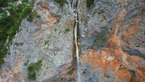 Esta-Impresionante-Cascada-Se-Encuentra-En-El-Valle-De-Logar-En-El-Norte-De-Eslovenia,-Y-Se-Llama-Rinka-Falls