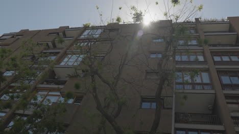 edificio de apartamentos madrid living con sol brillando detrás, vista en movimiento