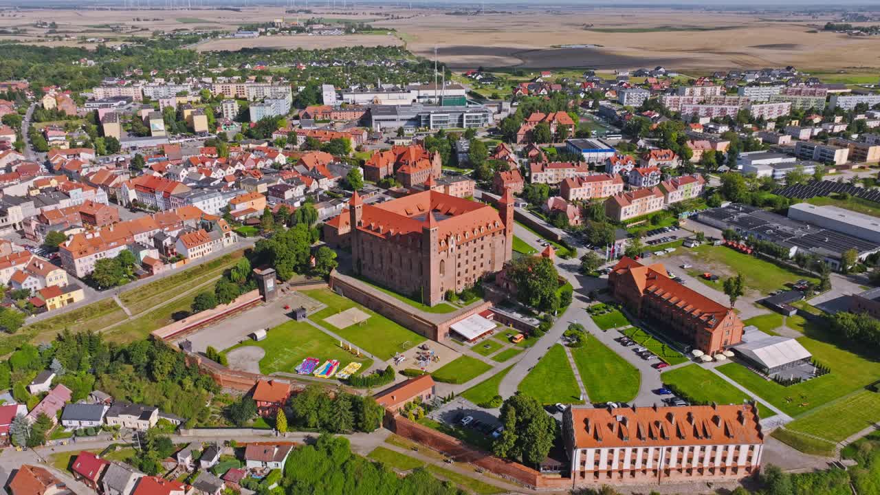Il drone si allontana e riprende il castello e la città di Gniew che risplendono sotto il chiaro sole estivo.