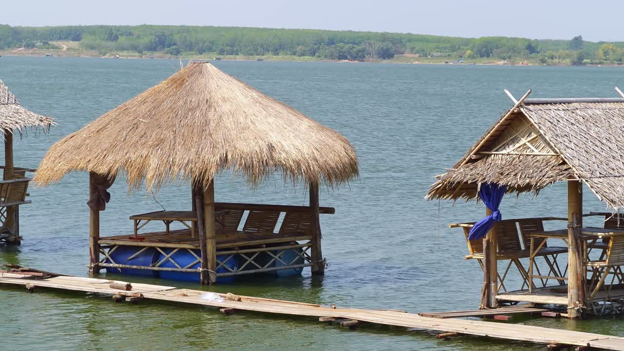 Huzurlu bir göl kenarı kaçamağı, gevşemek ve doğanın güzelliğinin tadını çıkarmak için mükemmel bir dinlenme noktası sunuyor.