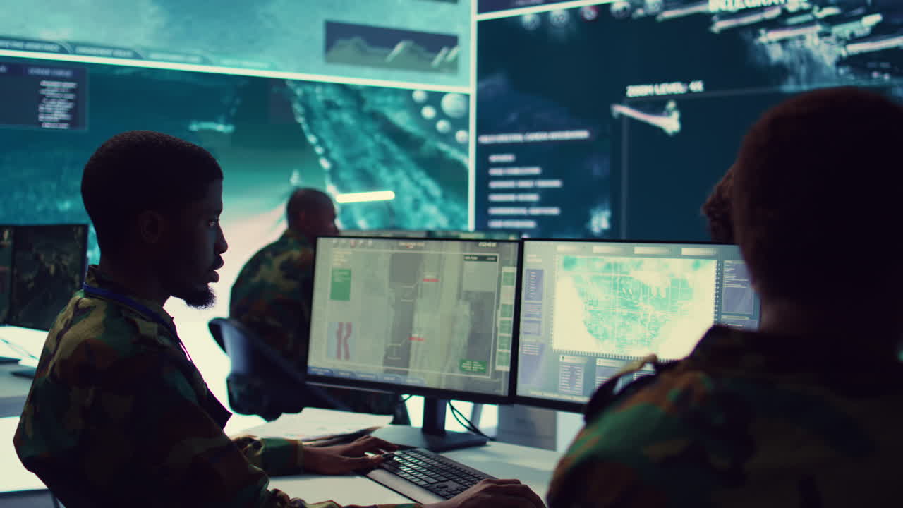 soldado implementa y procesa datos tácticos con sistema de radar de reconocimiento