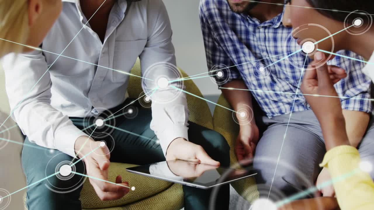Un grupo de empresarios sobre una tableta digital en la oficina.