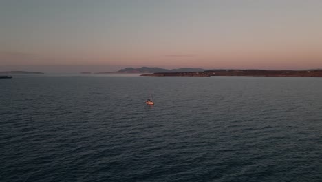 Velero-Navegando-En-El-Golfo-De-San-Lorenzo-Con-Vistas-A-La-Punta-De-San-Pedro-En-Quebec,-Canadá,-Al-Amanecer