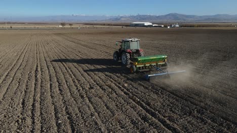 Tractor-Arado-De-Tierras-De-Cultivo