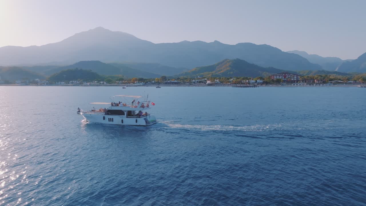 crucero en yate de lujo en una pintoresca bahía costera