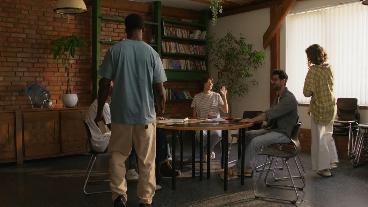 reunión de grupo en un espacio de oficina moderno