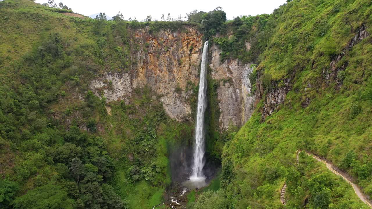 vista aérea cinematográfica de la majestuosa cascada sipiso piso en el norte de sumatra, indonesia