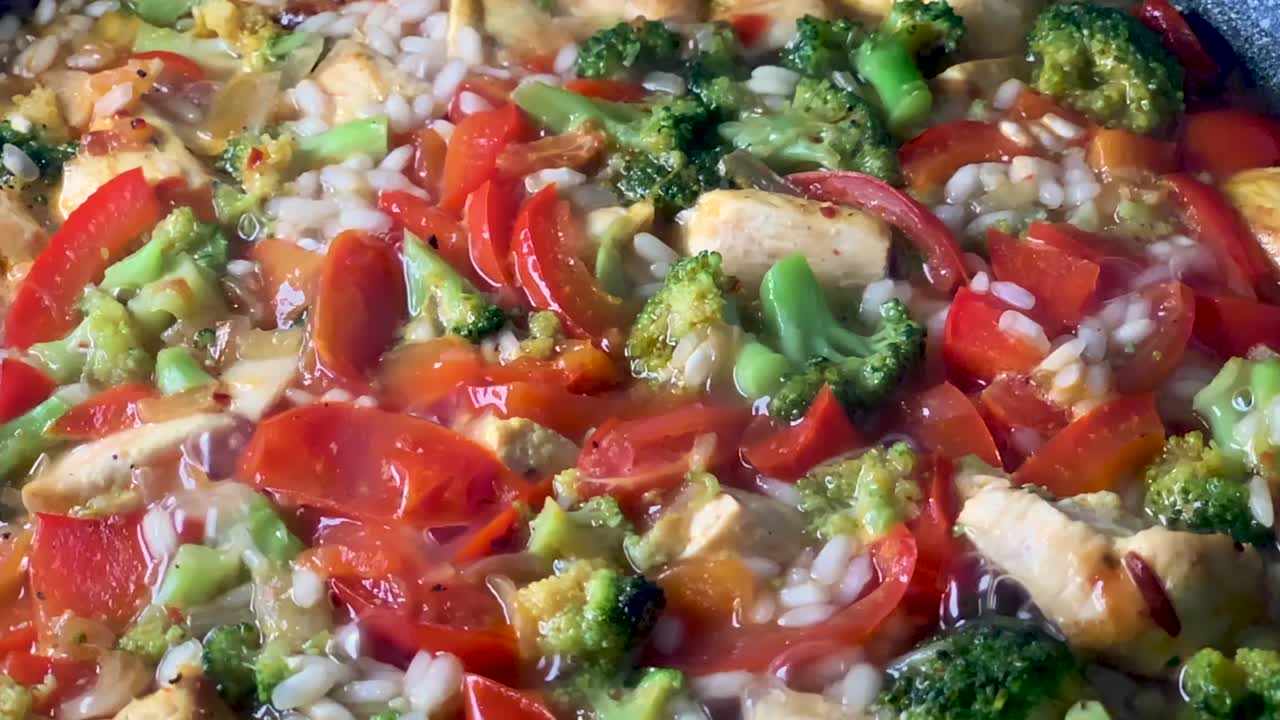 vista redonda y cámara lenta de hacer risotto saludable para el almuerzo