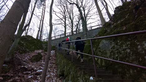 Juntos-En-El-País-De-Las-Maravillas-Invernal:-Un-Grupo-De-Amigos-Se-Une-En-Una-Caminata-Desafiante-A-Lo-Largo-De-Las-Laderas-Rocosas,-Creando-Recuerdos-Duraderos-Y-Fortaleciendo-Su-Amistad