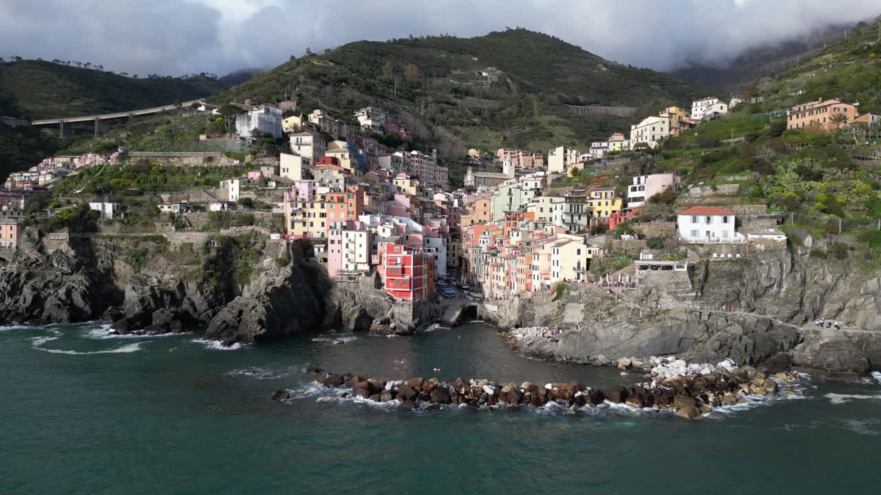 riomaggiore cinque terre (이탈리아) 는 서서히 바다에서 도시로 접근하는 항공기입니다.