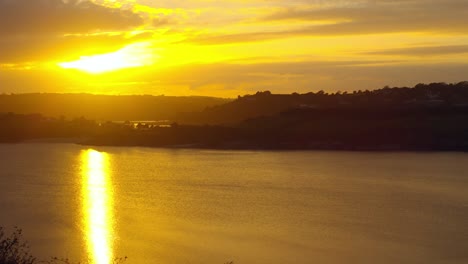 hermoso amanecer sobre el mar