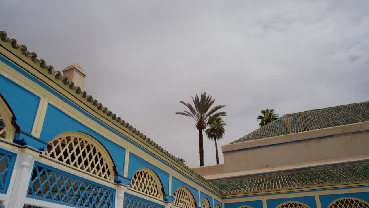 palmeras detrás de un templo en marrakech, marruecos