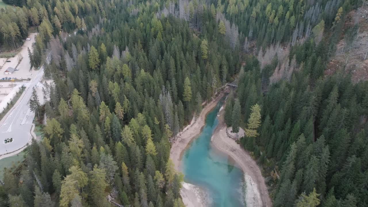 vista aérea de los picos de las montañas durante el amanecer en los dolomitas, italia