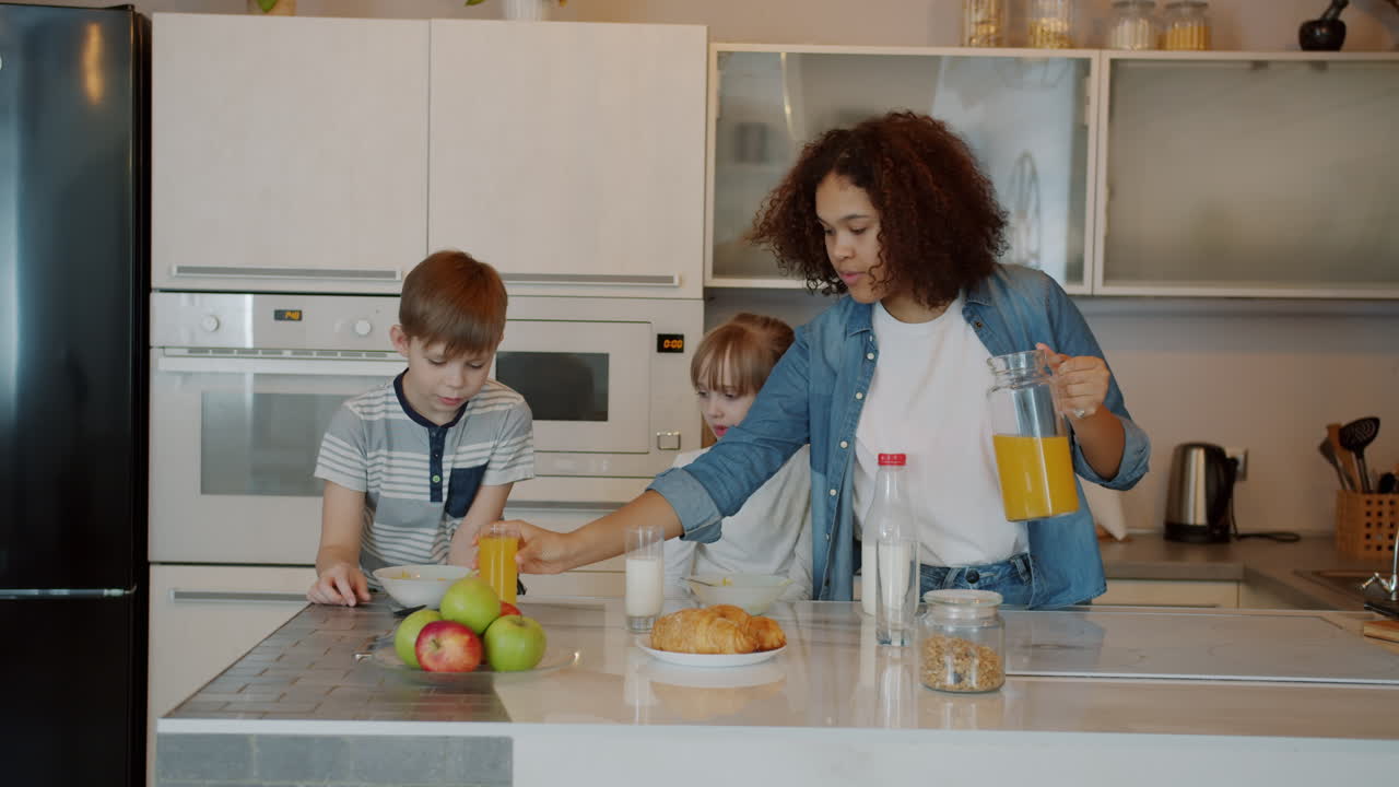 familia disfrutando del desayuno en la cocina