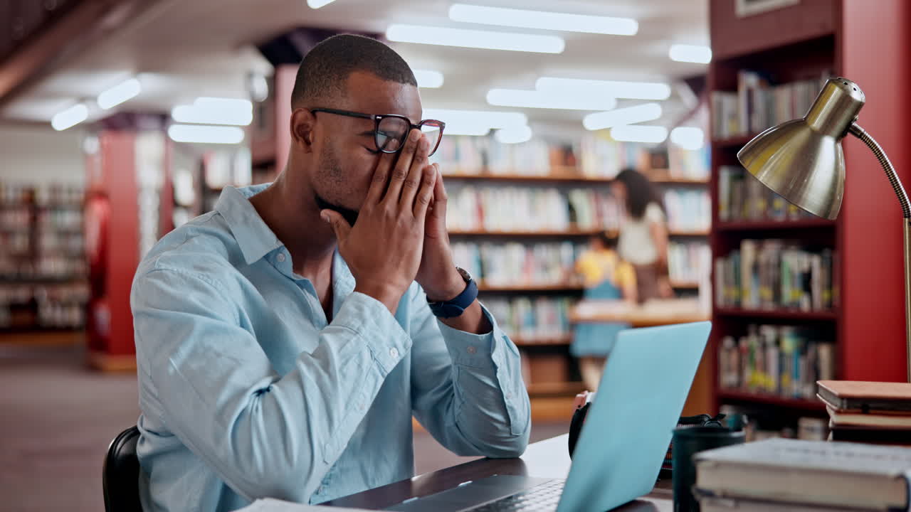 Un uomo che studia in una biblioteca