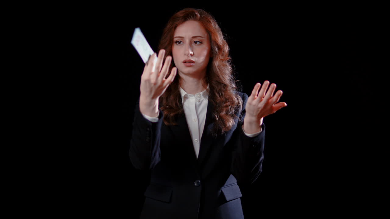 una mujer de negocios caucásica tiene dinero quitado de ella