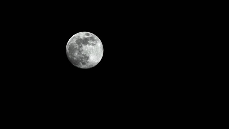 Timelapse do nascer da lua cheia em céu noturno escuro.