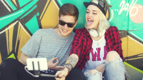 Pareja-De-Jóvenes-Hipsters-De-Moda-Tomándose-Un-Selfie