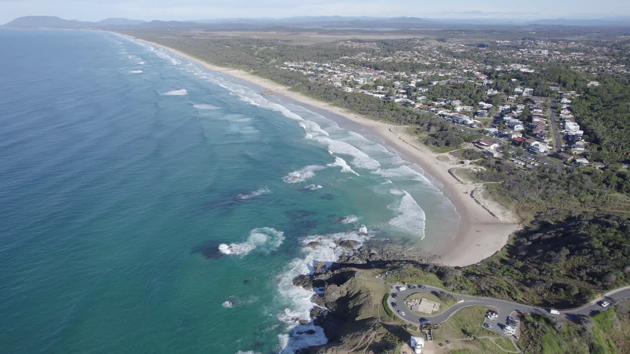 vista aérea de la playa del faro con el océano turquesa en port macquarie, nsw, australia - toma de dron