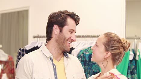 pareja feliz haciendo compras en la tienda