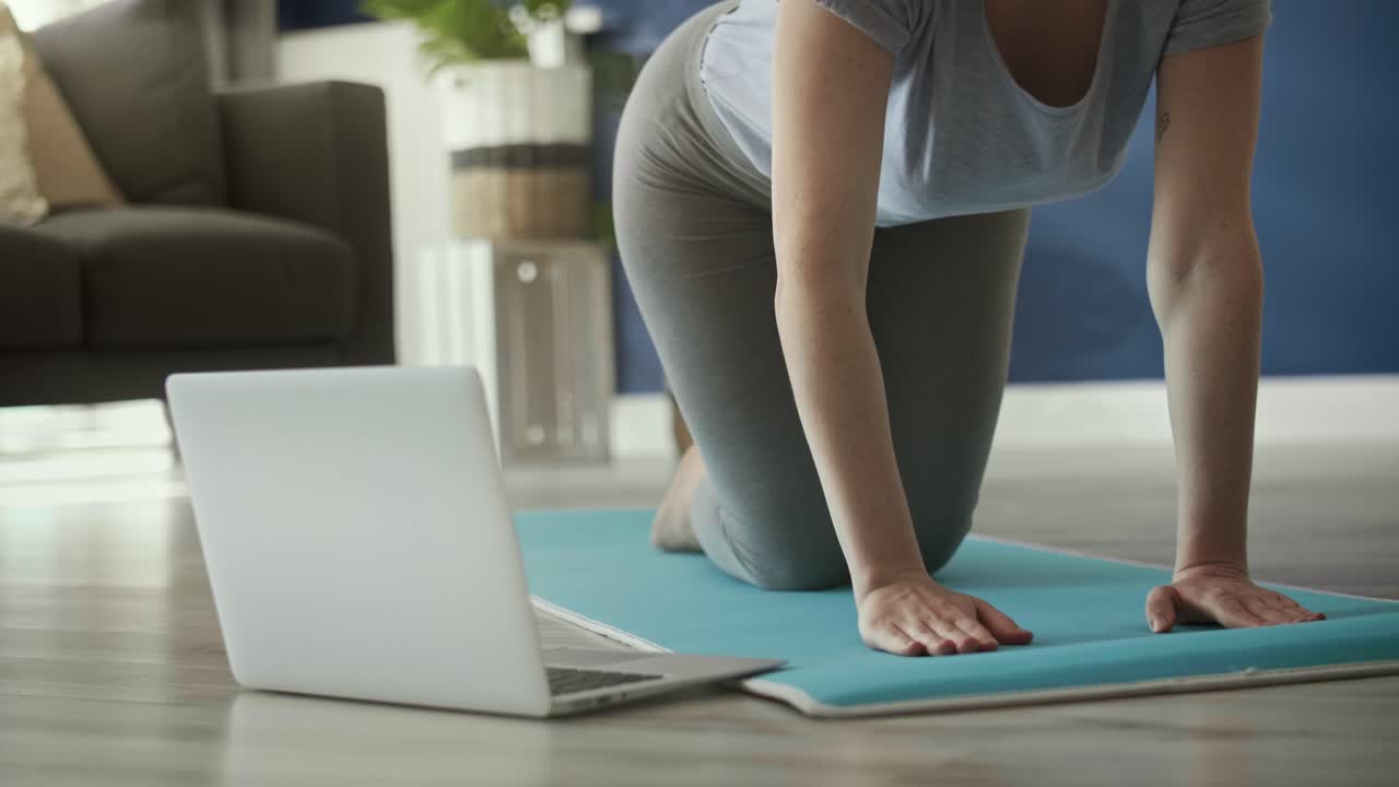 video estático de una mujer aprendiendo una postura de yoga