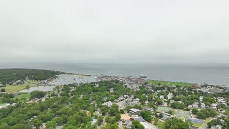una amplia toma estable de una ciudad costera en martha's vineyard, massachusetts