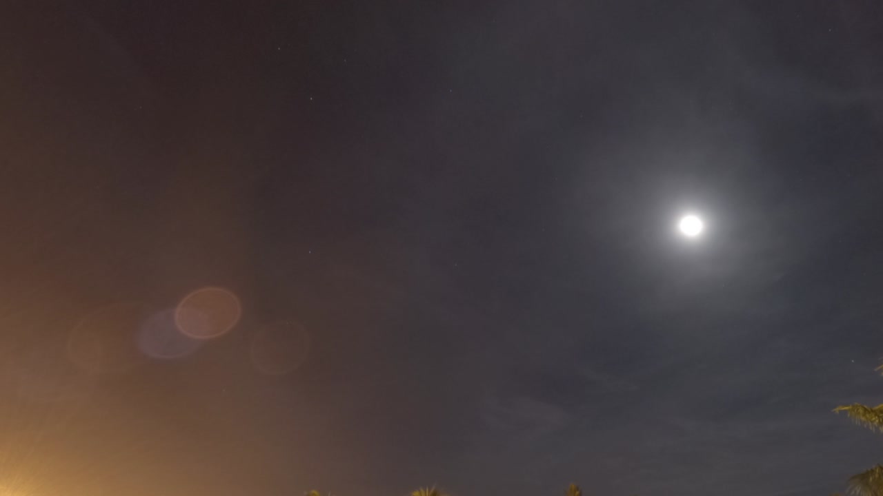 달빛에 떠오르는 별 밤하늘에 구름 보케 렌즈 플레어