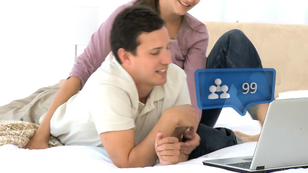 animación del icono de las redes sociales con un número creciente de parejas caucásicas que usan portátiles.