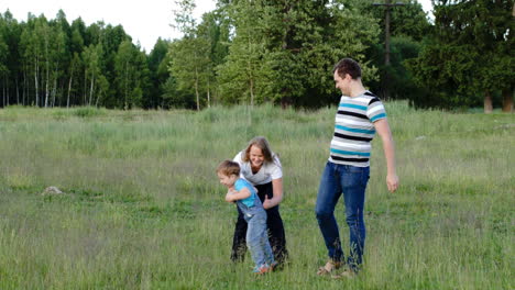 Madre-Padre-E-Hijo-Caminando-Por-El-Prado