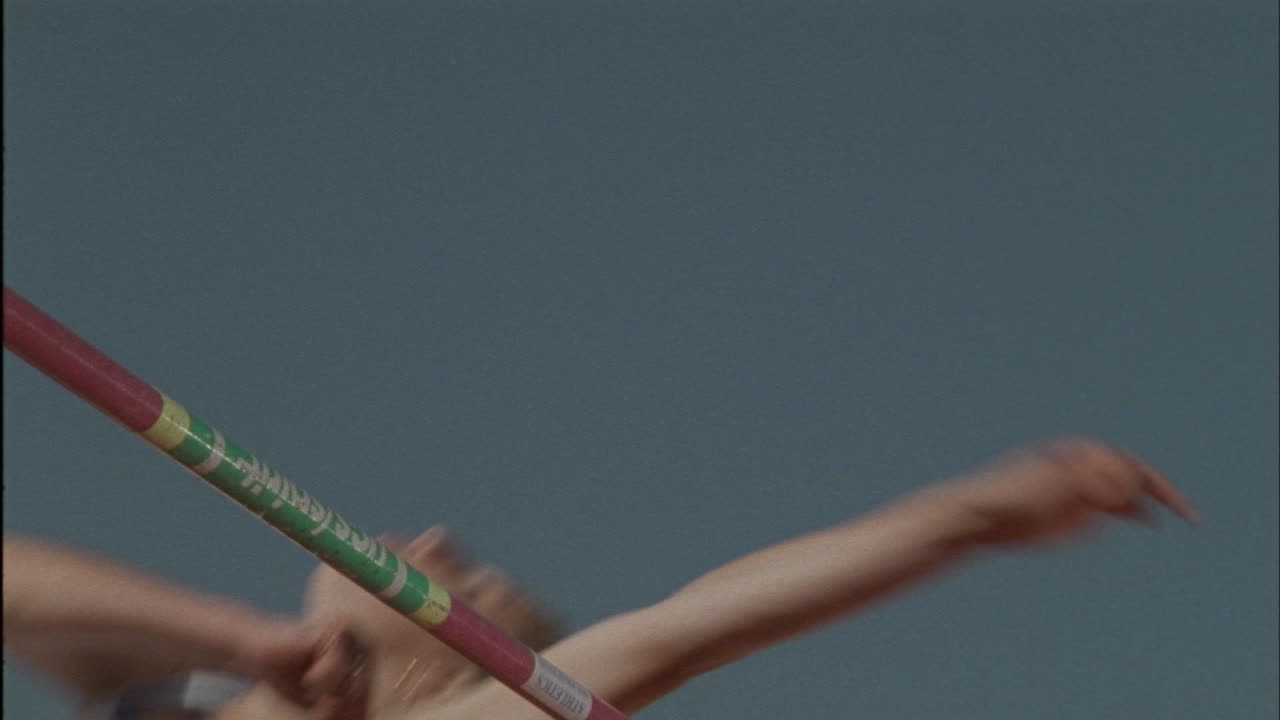 una atleta femenina compite en salto de altura