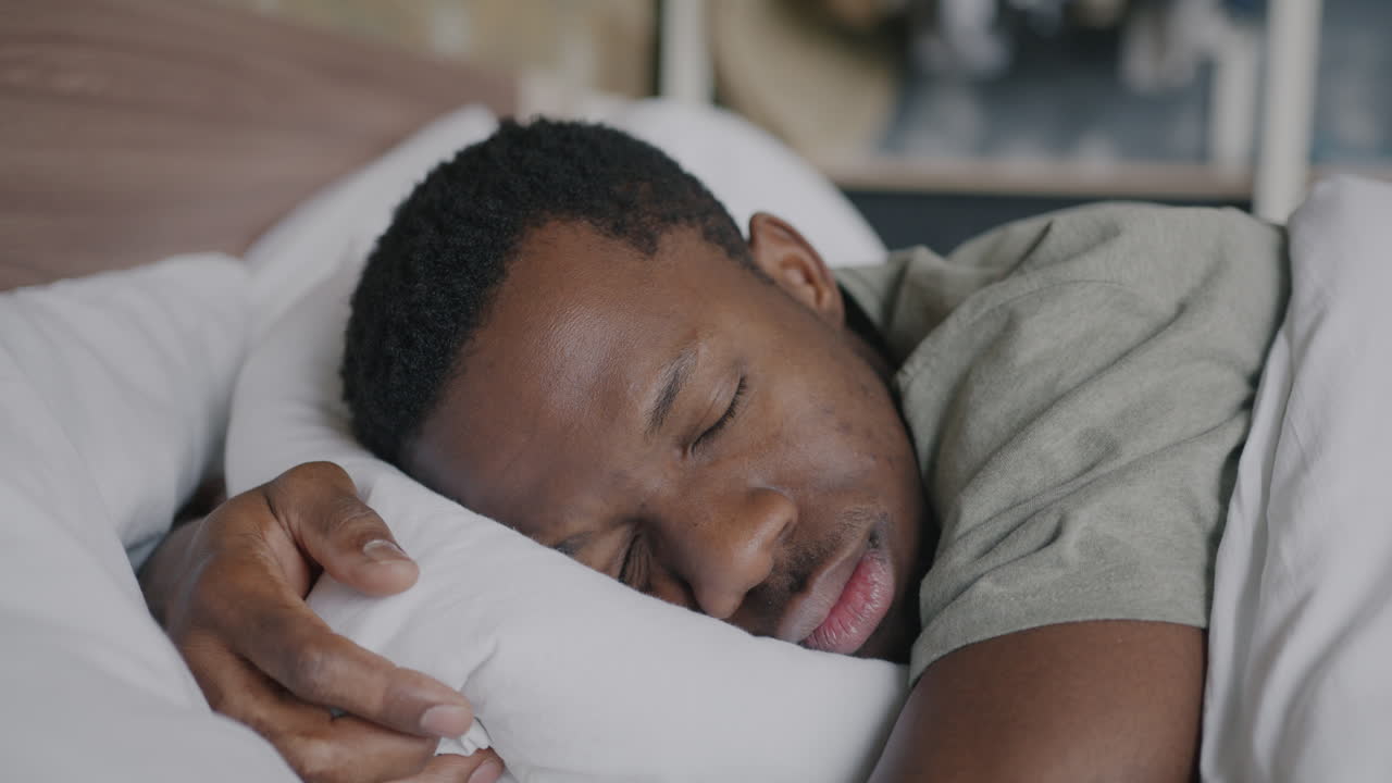 hombre durmiendo en la cama