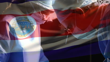 animación de la bandera de costa rica ondeando sobre los cirujanos en el quirófano