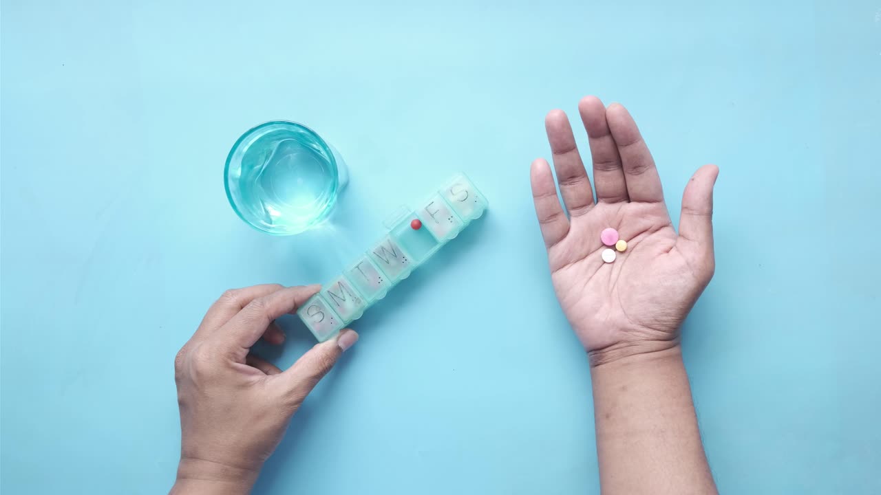 毎日の薬を水で飲む