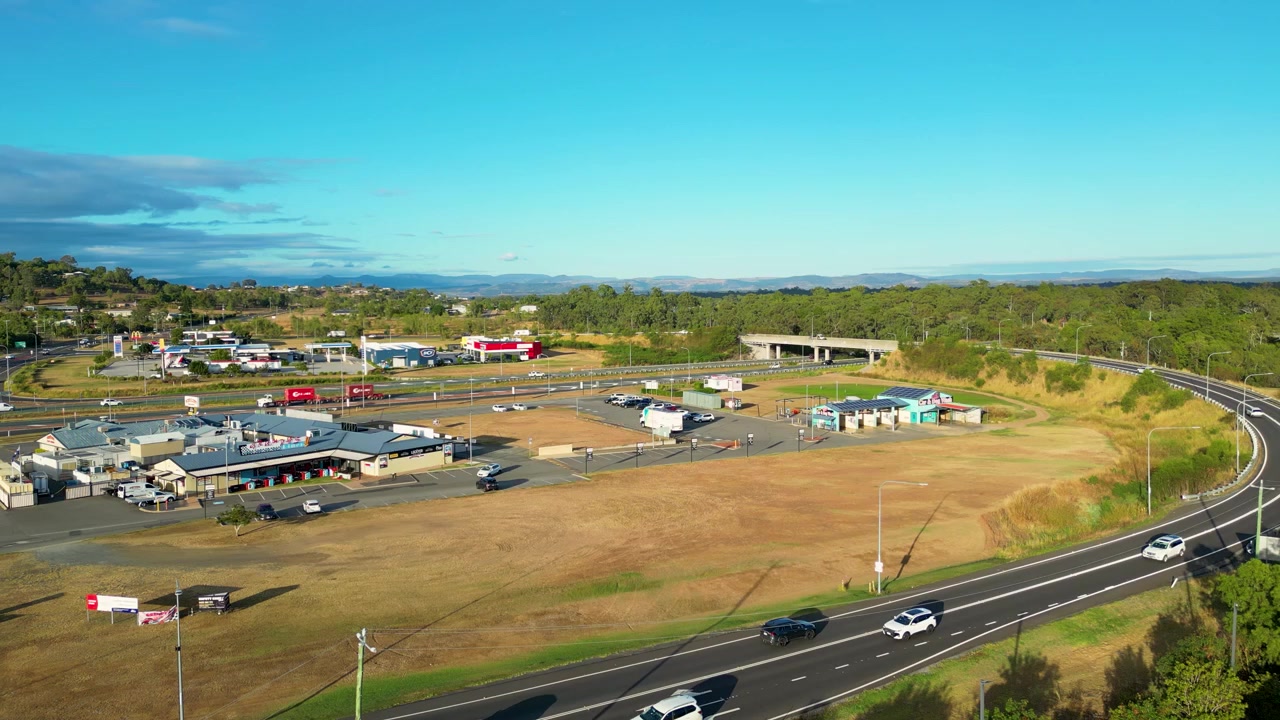 Droneoptagelser af byen Plainland med Warrego Highway i baggrunden