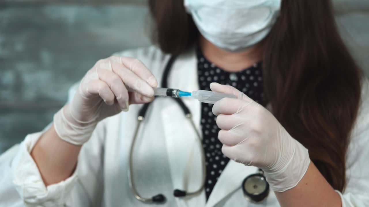 médico que prepara la inyección