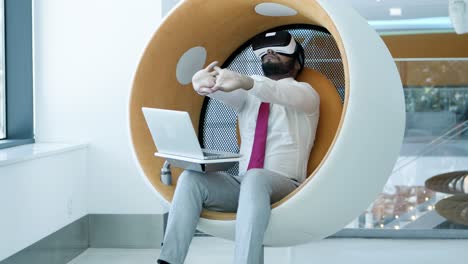hombre con auriculares haciendo ejercicios de brazo