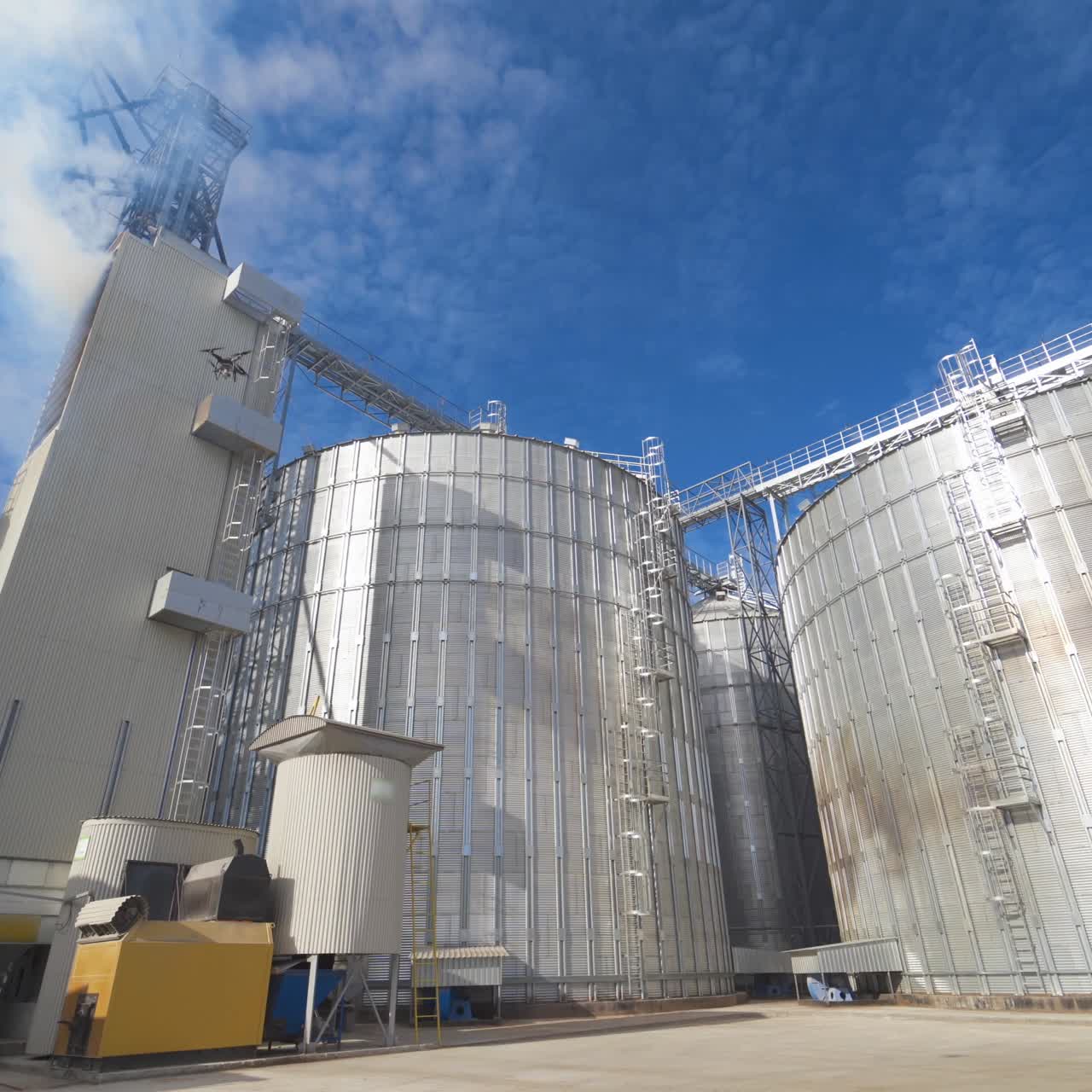 Grain elevators outdoors. Aluminum containers for storing grain. Agribusiness