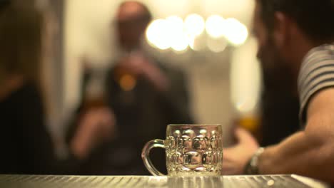 fuera de foco grupo de amigos hablan en el bar