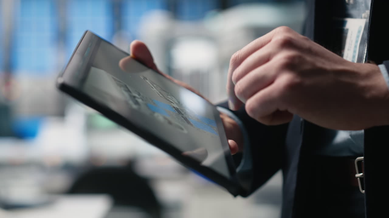 Uomo che usa un tablet con display touchscreen